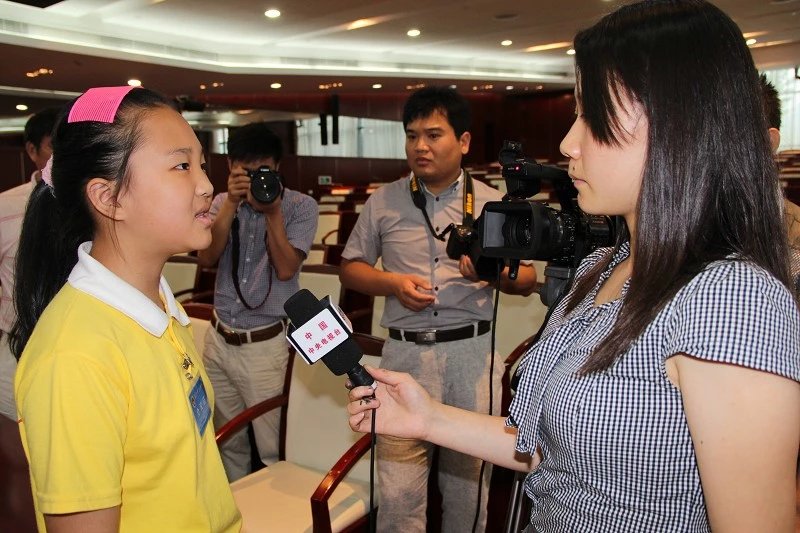 中国小记者刘影接受央视记者采访