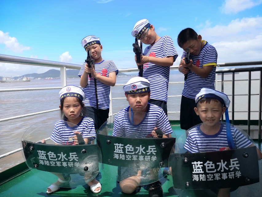 中国小记者学院组织小记者开展体验舰艇军事研学活动