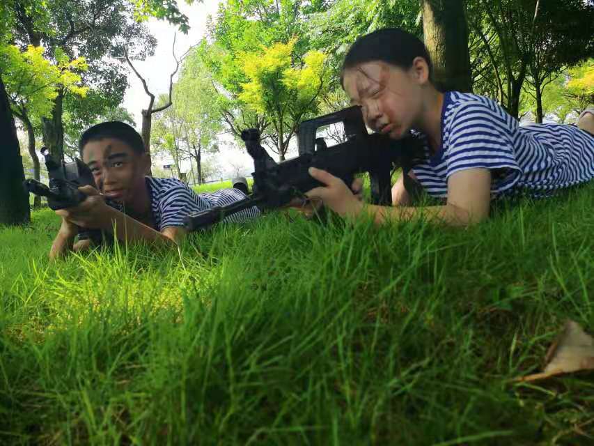 小记者体验《卧姿狙枪》军事训练活动