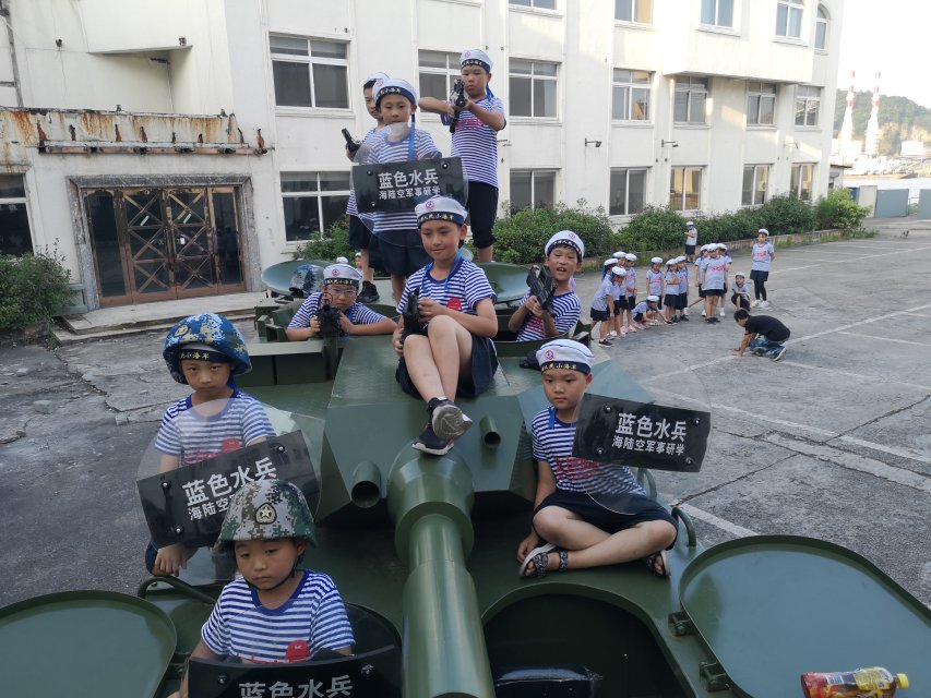 小记者体验坦克高射炮军事演练活动